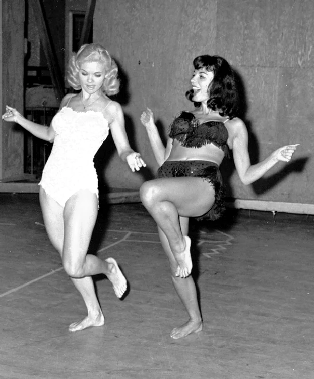 Actrița britanică Joan Collins, alături de Candy Barr, 20 august 1959