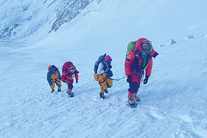 În 2021, au escaladat Everestul