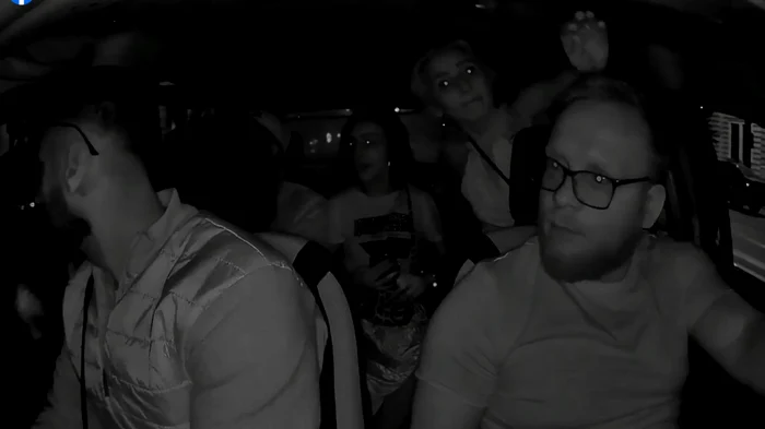 Un complice al pasagerilor a bătut în geam pentru a-i distrage atenţia taximetristului FOTO: captura video