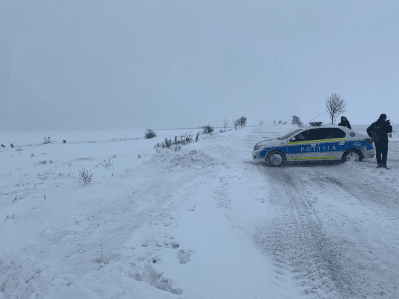 Zece drumuri naţionale şi 37 judeţene sunt blocate și sâmbătă seara din cauza zăpezii