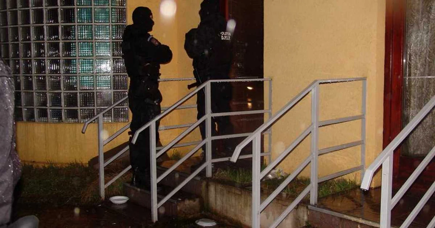 Poliţiştii au descins într-o garsonieră în care se făceau filme porno cu minori 4