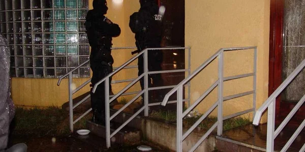 Poliţiştii au descins într-o garsonieră în care se făceau filme porno cu minori 4