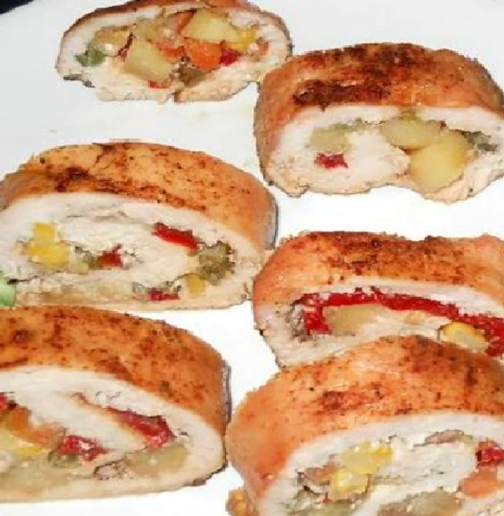 
    Rulada de pui cu legume  