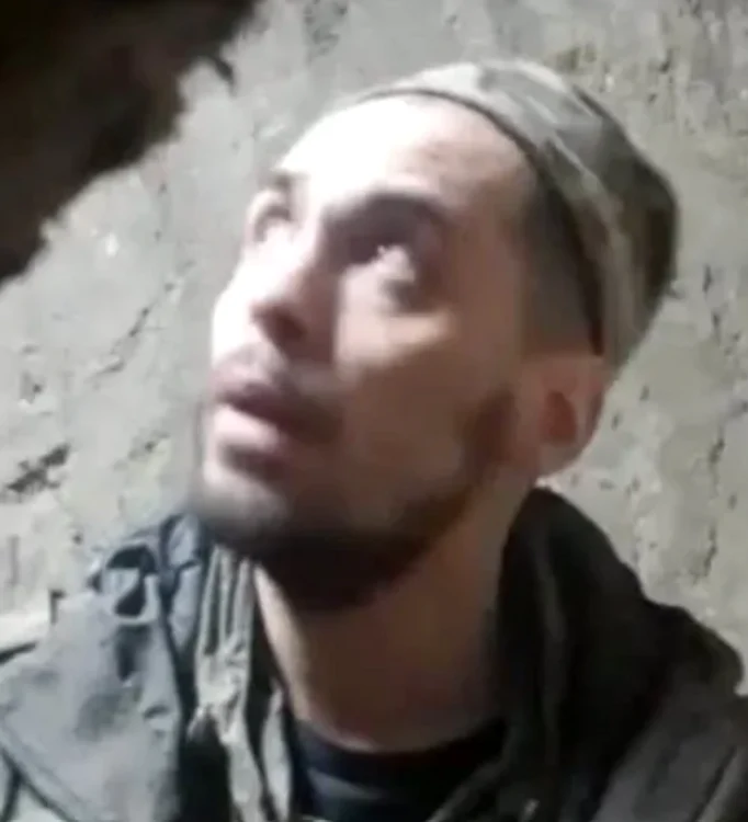 Soldat rus închis într-o groapă cu grilaj FOTO via The Telegraph