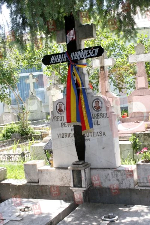 Panglica de la coroana trimisă de Traian Băsescu este legată la crucea Marioarei Murărescu
