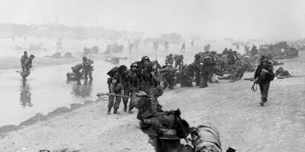 Trupe britanice în timpul debarcării din Normandia FOTO AFP