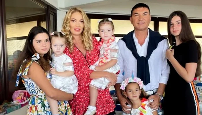 Cristi Borcea, alături de fetele sale și de actuala soție, Valentina Pelinel. Foto Click!