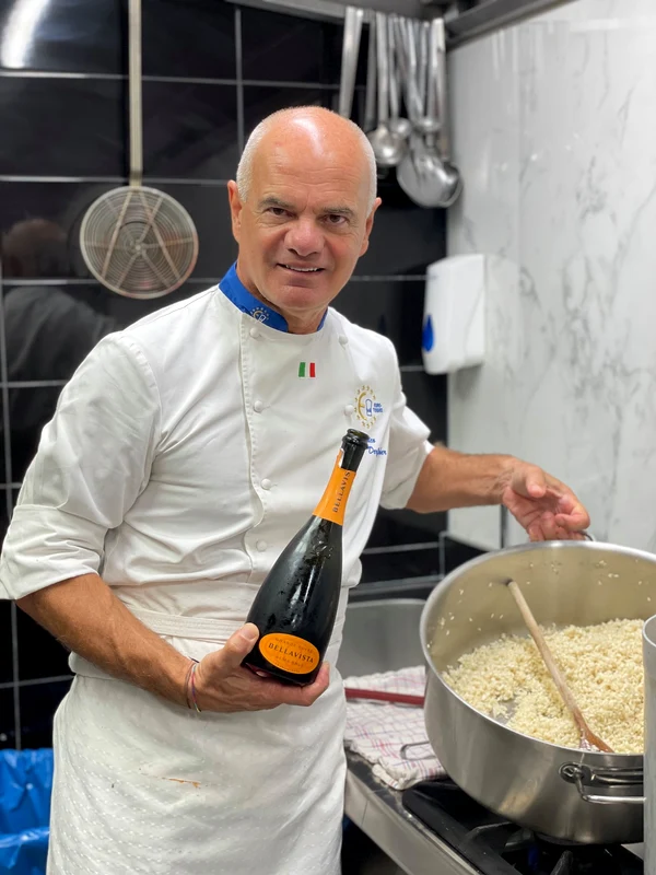 Chef Enrico Derflingher și celebrul lui risotto. FOTO: Instagram
