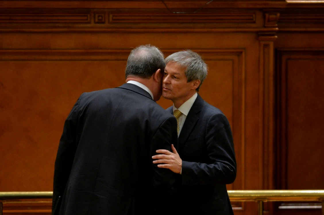 Vasile Blaga ( cu spatele) şi Dacian Cioloş se pregătesc să facă echipă