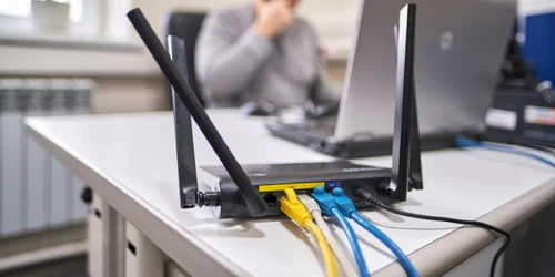 Router WiFi birou cabluri retea FOTO Shutterstock