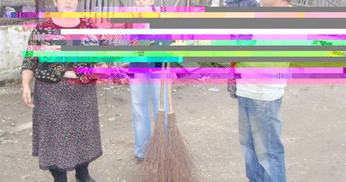 Câţiva membri ai familiei Pătru din Lunca ne spun cum trăiesc din vânzarea măturilor. FOTO: DŢ