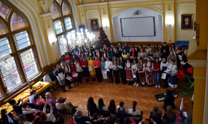Elevi de la Colegiul Carmen Sylva din Timișoara, susținând un spectacol SURSA liceu
