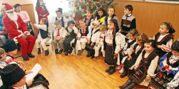 Copiii de la școala din Holbav Deal au organizat o serbare de Crăciun în care au cântat colinde și au recitat poezii