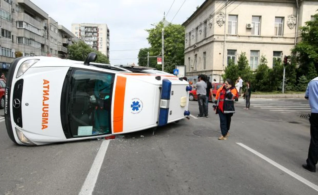 
    Ambulanţa a fost răsturnată în intersecţia din faţa Universităţii de Medicină  
