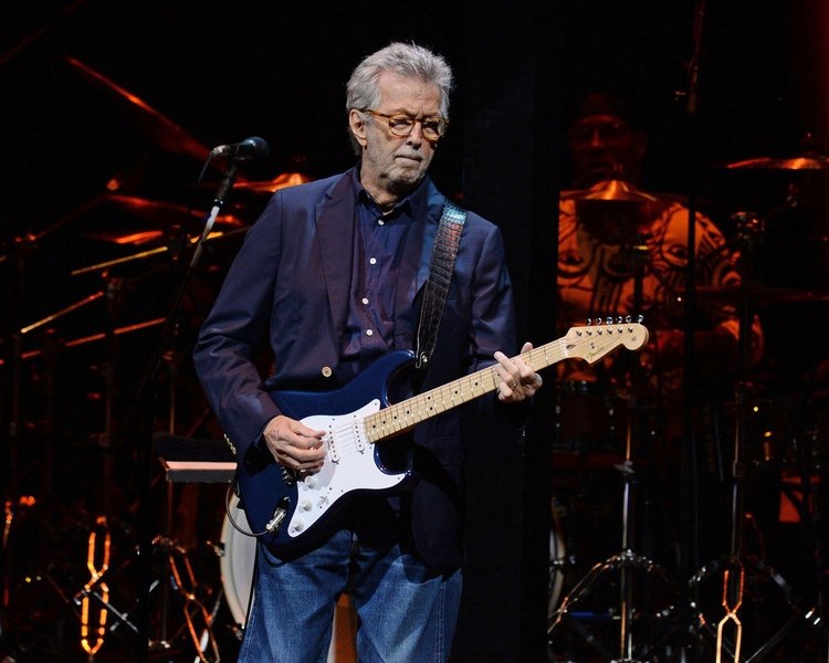 O chitară care i-a aparţinut lui Eric Clapton, vândută la licitaţie cu peste un milion de dolari VIDEO 