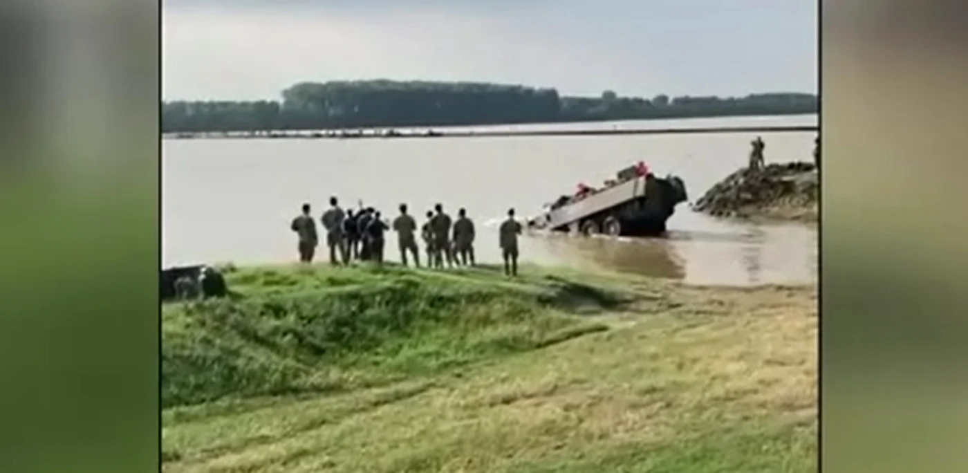 Transportorul blindat al Armatei s-a scufundat în brațul Borcea. Foto Captură video