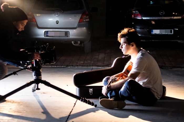 Andrei Neagu, în timpul filmărilor pentru "The Way She Moves"