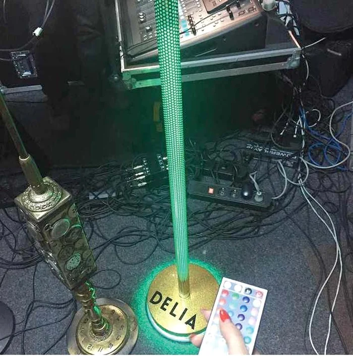 
    Solista s-a așezat într-o poziție mai comodă, ieri, înainte de concert  