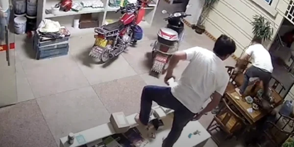 angajati din China speriati de un sarpe FOTO Captura Digi24