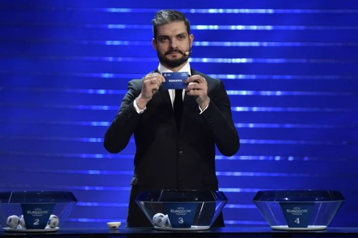 Grecul Kharisteas a fost cel care a extras numele Romaniei din urnăFoto: AFP