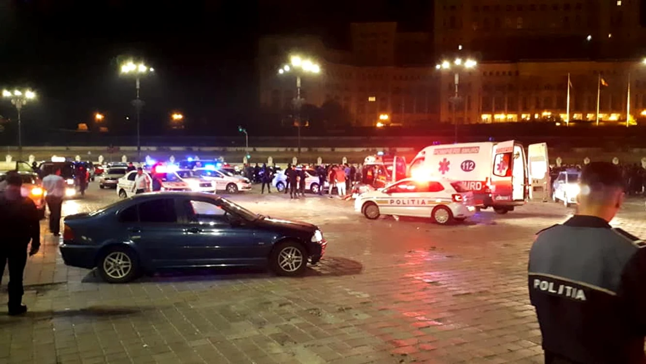 
    O bătaie ce a avut loc în Piața Constituției s-a soldat cu un mort și mai mulți rănițiFoto: Facebook Cristian Mateescu  
