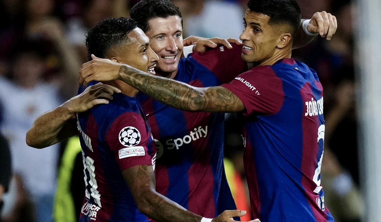 Rapinha (stânga), „apărat” de conaționalul său, Neymar (FOTO: EPA)