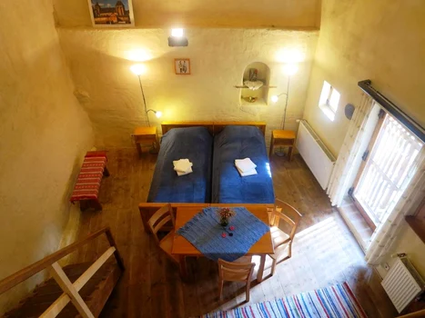 Fostele cămări și depozite de cereale ale bisericii din Axente Sever, transformate în mici apartamente FOTO: Booking