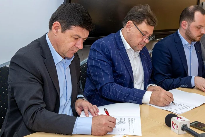 Costel Fotea și Alexandru Rafila la semnarea celor 5 contracte de finanțare FOTO CJ Galați