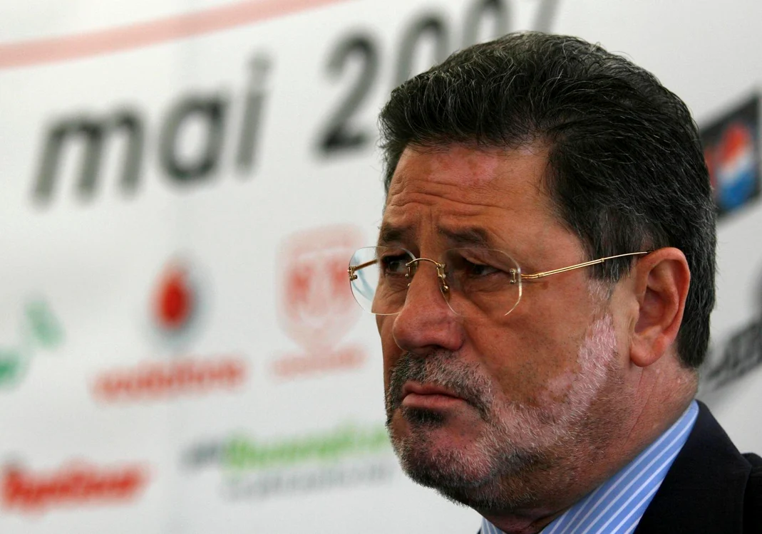 
    Cornel Dinu este supărat  