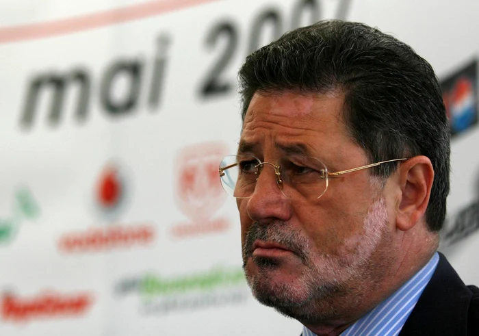
    Cornel Dinu este supărat  
