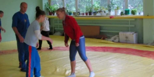 Luptătoarea Ecaterina Rusu (în roșu) se antrenează împreună cu Iulia Leurda