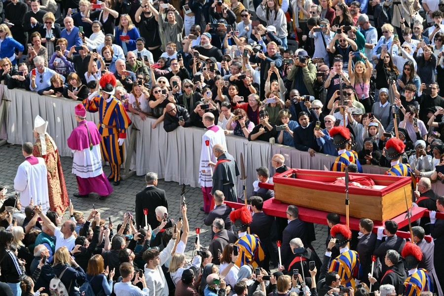 Lacrimi, rugăciuni și lunetiști. Roma și Vaticanul s-au transformat în adevărate fortărețe pentru funeraliile Papei Francisc
