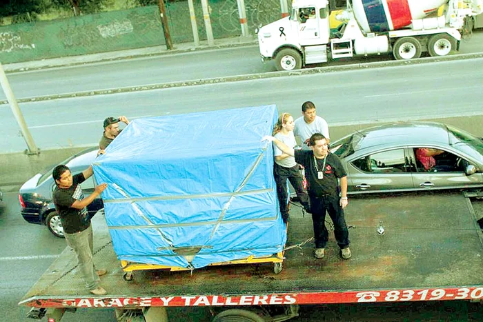 † Uribe a fost suit cu un motostivuitor pe o platformă auto pentru a fi dus la crematoriul din Monterey (Fotografii: Reuters)