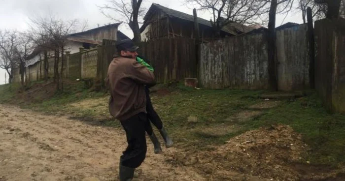 Toate uliţele din Cleanov sunt pline de gropi şi noroi