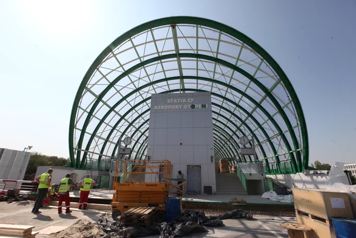 Stația de tren se află în fața Terminalului Sosiri