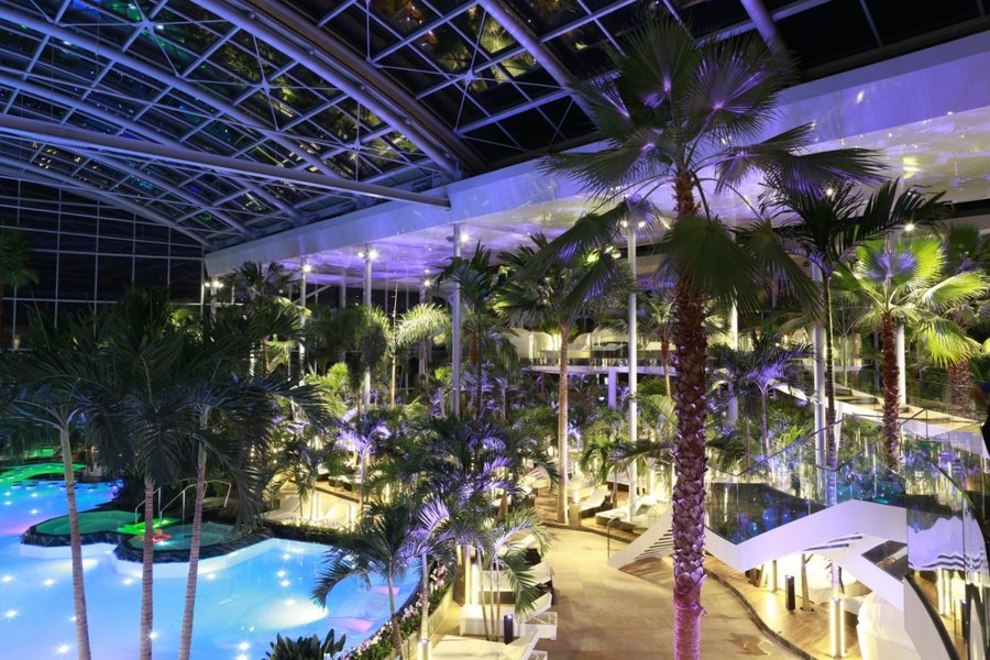 Ultima fiță: turiştii străini vin cu avionul pentru o zi la piscină lângă Bucureşti
