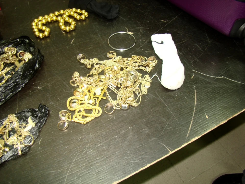 A furat bijuterii din aur în greutate totală de 73 de grame