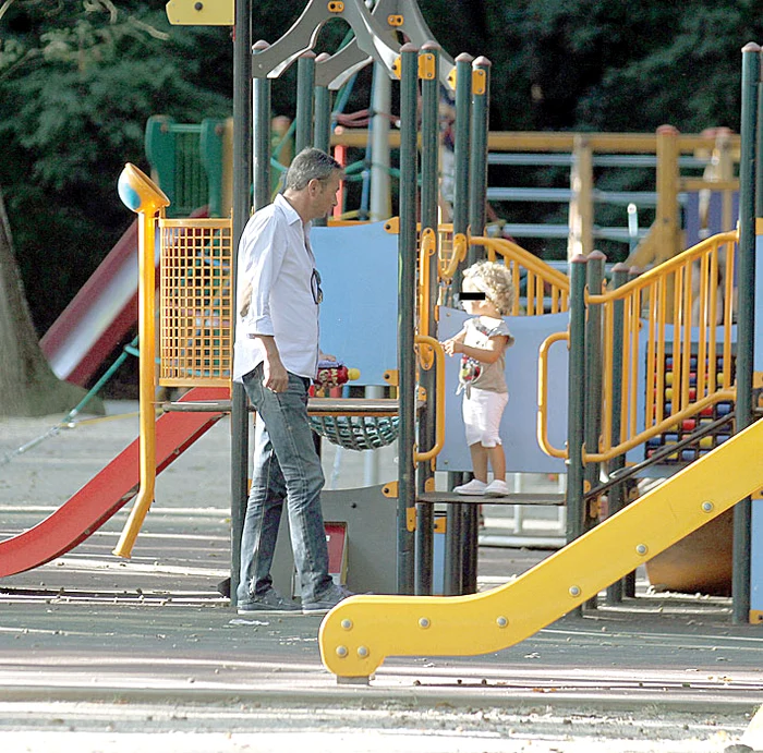 Mihai o supraveghează la joacă pe Laura