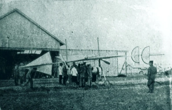 Avionul „Vlaicu nr. 1 – model 1910” în faţa hangarului de la Cotroceni