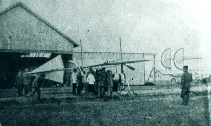 Avionul „Vlaicu nr. 1 – model 1910” în faţa hangarului de la Cotroceni