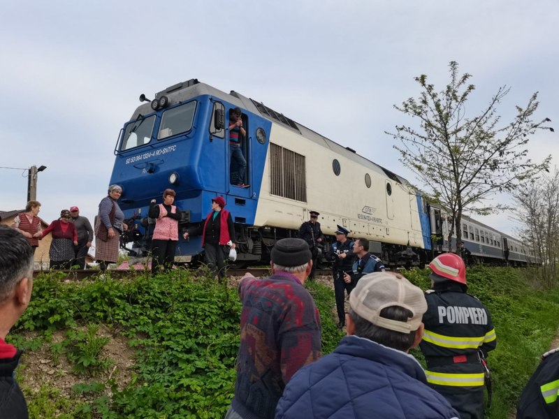 Tren CFR cu 350 de călători lăsat într-o haltă, fără locomotivă, timp de o oră și jumătate. Explicația este halucinantă