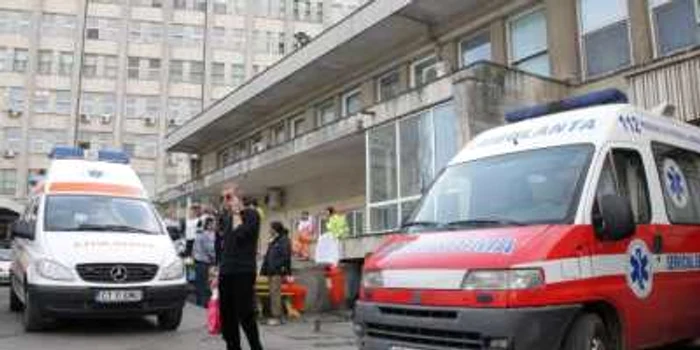 Şoferul şi pasagerul din dreapta au fost transportaţi la spital pentru a primi îngrijiri medicale 