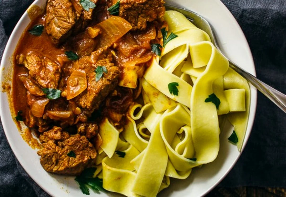 Încearcă un gulaş delicios, cu carne de vită!clickpoftabuna.ro