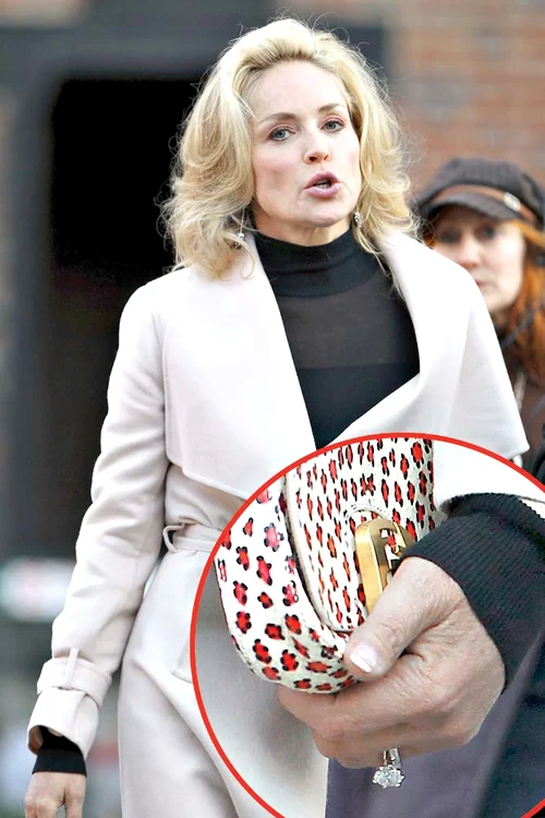 
    Sharon Stone a  apărut la filmare  purtând un inel  cu diamant  