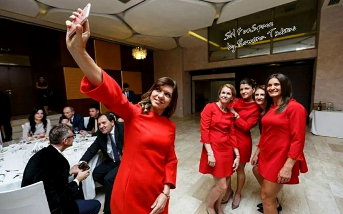
    Fetele au făcut o poză de grup  