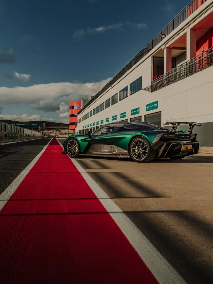 Percheziţii în Bucureşti şi Ilfov: 15 bolizi de lux, aduși din Andorra cu documente false. Printre modele, Aston Martin, McLaren, Porsche și Dodge