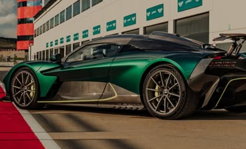 Percheziţii în Bucureşti şi Ilfov: 15 bolizi de lux, aduși din Andorra cu documente false. Printre modele, Aston Martin, McLaren, Porsche și Dodge