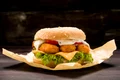 Burger de peste cu sos tartar  Sursa foto shutterstock 246461512 jpg