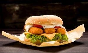 Burger de peste cu sos tartar  Sursa foto shutterstock 246461512 jpg