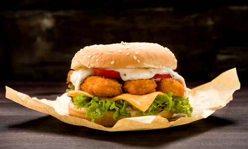 Burger de peste cu sos tartar  Sursa foto shutterstock 246461512 jpg